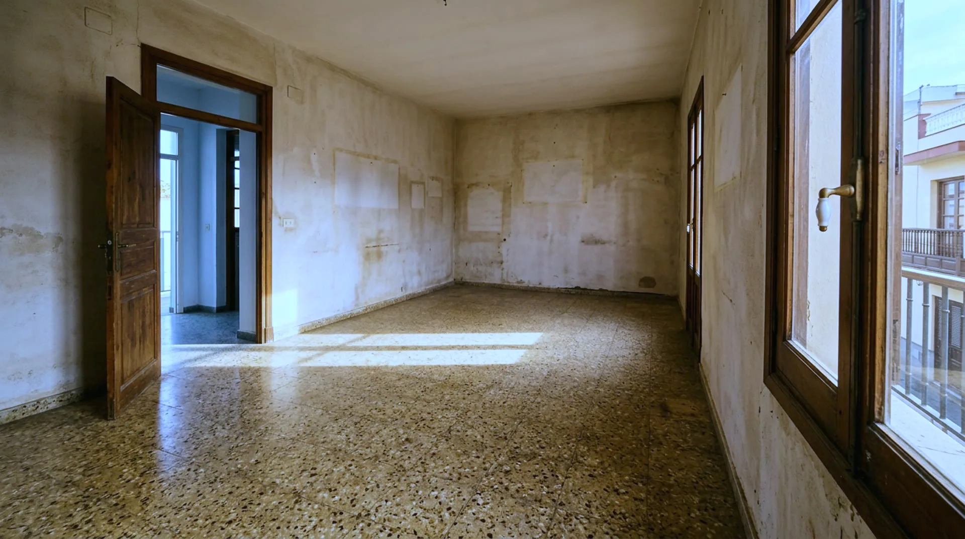 La misma habitación ya vaciada y barrida, con la luz entrando por la ventana